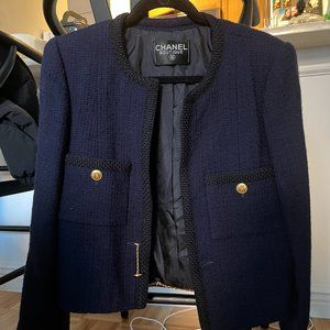 VINTAGE CHANEL NAVY AND BLACK BLAZER / WOMEN'S FR 36 OR US 4